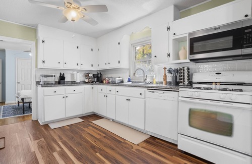 Gulfport House | Pickleball~Basketball~Pool table~Air hockey~Bbq~Firepit~Beachfront near Casino