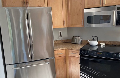 Mid Island Condo | Pickleball, beach, pool, tennis, nextdoor to Publix, Junkanoo's and Fresh Catch.