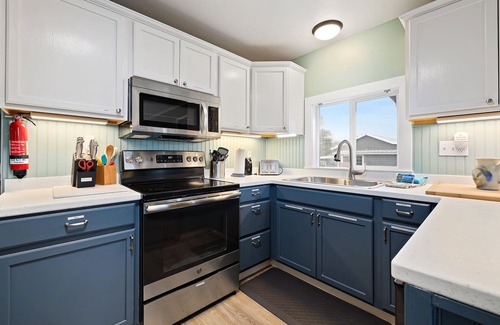 Long Beach House | PICKLEBALL, HOT TUB, Dogs Ok, Ocean View, Playset (SV1)