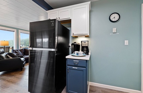Long Beach House | PICKLEBALL, HOT TUB, Dogs Ok, Ocean View, Playset (SV1)