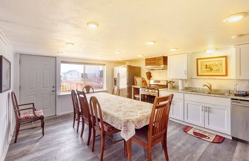 Long Beach House | PICKLEBALL, HOT TUB, Sleeps 16, Oceanview (SV13)