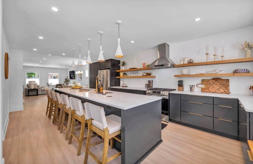 Detroit - Shoreway House | Pickleball | Hot Tub | Sauna | 3 King BR + Bunk RM