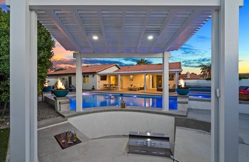 Indio House | Pickleball Patio with Dream Pool and Spa