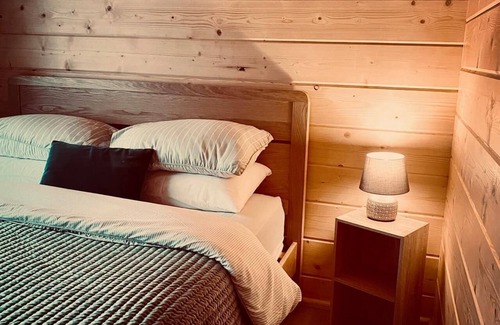 Arnold Cabin | Picture Perfect Lodge at Kingfisher Lakes | Stunning Lake Views & Fab Hot Tub |