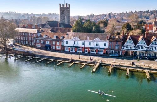 Henley-on-Thames Apartment | Picturesque Thameside Apartment