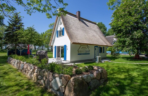Dranske House | Picturesquely situated thatched-roof house in a large park-like garden