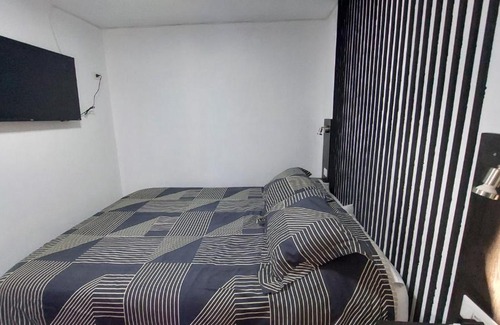 Los Angeles House | Pieza independiente 2 camas con estacionamiento