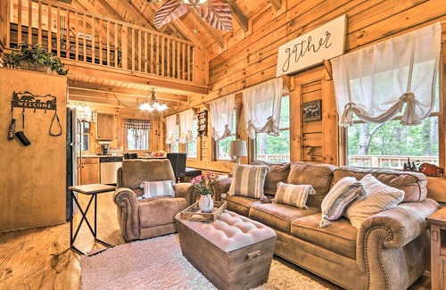 Gatlinburg - Pigeon Forge Cabin | Pigeon Forge -Screened Porch-Weber Gas Grill- Covered Porch-Hot Tub-Pet Friendly