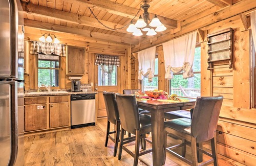 Gatlinburg - Pigeon Forge Cabin | Pigeon Forge -Screened Porch-Weber Gas Grill- Covered Porch-Hot Tub-Pet Friendly