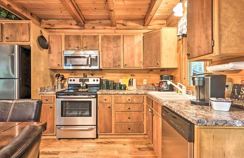 Gatlinburg - Pigeon Forge Cabin | Pigeon Forge -Screened Porch-Weber Gas Grill- Covered Porch-Hot Tub-Pet Friendly