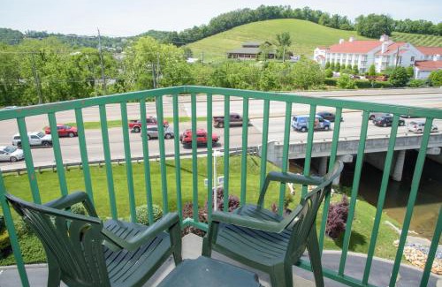 Pigeon Forge Hotel | Pigeon River Inn