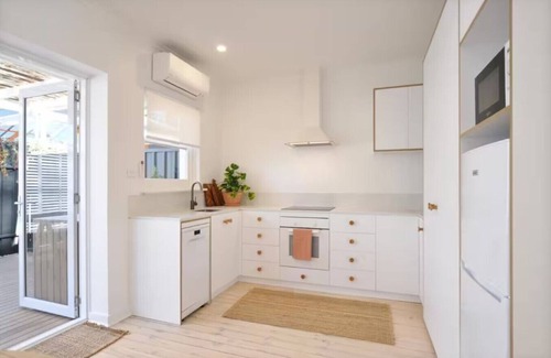 Glenelg South Apartment | Pine at Arlo`s - Ref · ★Pine at Arlo`s★ - ✔WiFi✔Refined luxury in Glenelg