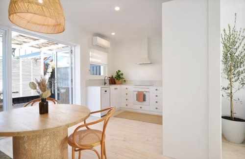 Glenelg South Apartment | Pine at Arlo`s - Ref · ★Pine at Arlo`s★ - ✔WiFi✔Refined luxury in Glenelg