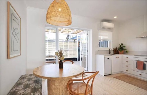 Glenelg South Apartment | Pine at Arlo`s - Ref · ★Pine at Arlo`s★ - ✔WiFi✔Refined luxury in Glenelg