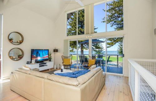Victor Harbor House | Pine Beach Villa Fabulous Sea Views