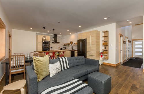 Ponderosa Palisades House | Pine Cone Place Brand New Build, EV Charger, Hydronic Heat, Steam Shower, 500G Wifi, Arcade & PS4