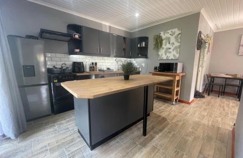 Hillcrest Apartment | PINE COTTAGE Self catering fully equipped 2 bedroom, Queen bed 3 singles 65sqm cosy private cottage