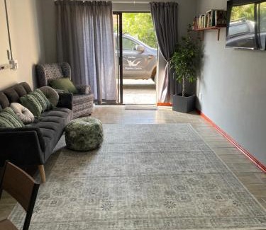 Hillcrest Apartment | PINE COTTAGE Self catering fully equipped 2 bedroom, Queen bed 3 singles 65sqm cosy private cottage