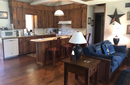 Pittsburg Cabin | Pine Grove Cottage - Romantic Getaway on Private Lake