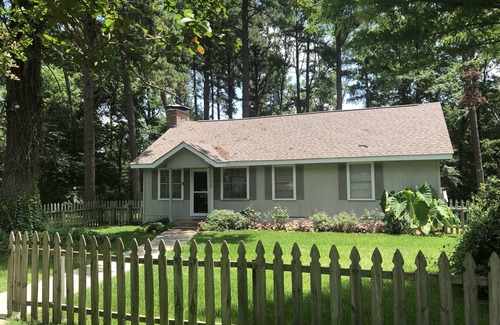 Pittsburg Cabin | Pine Grove Cottage - Romantic Getaway on Private Lake