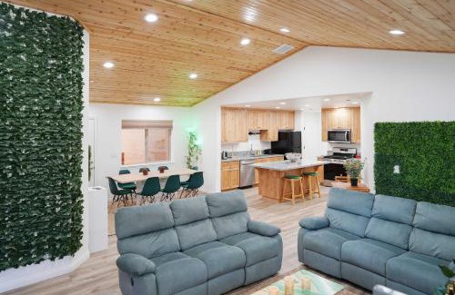 Pine Mountain Club Villa | Pine Mountain Club Villa with Sauna, Deck and Views!