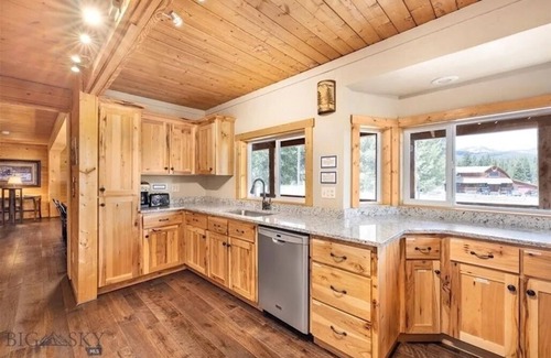 Lazy Acres Cabin | Pine Mountain Lodge, your Yellowstone basecamp and mountain retreat