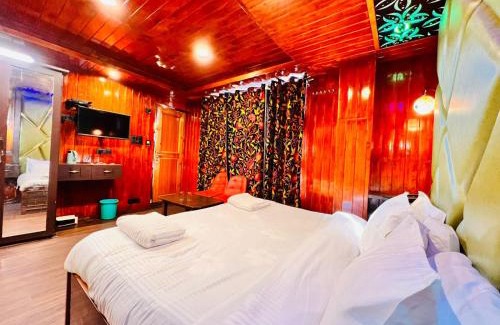 Srinagar Hotel | Pine view