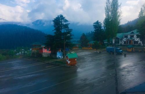 Srinagar Hotel | Pine view