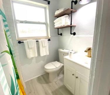 Bridgeport Heights Apartment | Pineapple Shores Retro Inn 2