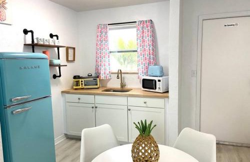 Bridgeport Heights Apartment | Pineapple Shores Retro Inn 2