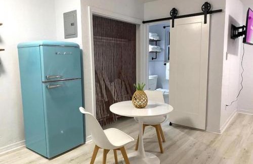 Bridgeport Heights Apartment | Pineapple Shores Retro Motel 9