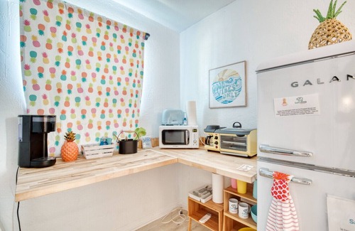 Bridgeport Heights Apartment | Pineapple Shores Retro Motel 10