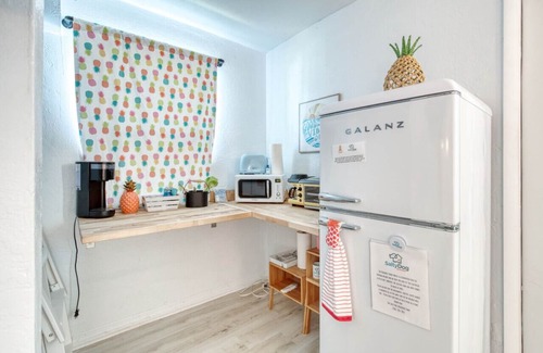 Bridgeport Heights Apartment | Pineapple Shores Retro Motel 10