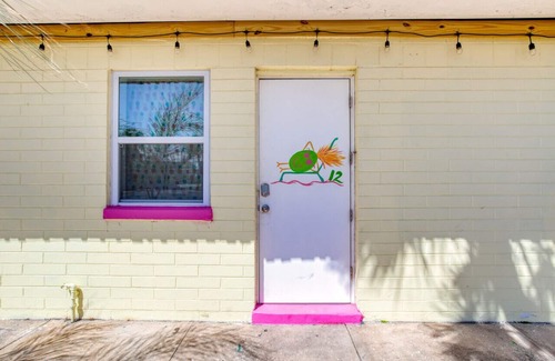 Bridgeport Heights Apartment | Pineapple Shores Retro Motel 10