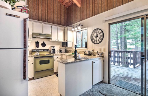 Pinecrest House | Pinecrest Retreat with Fireplace!