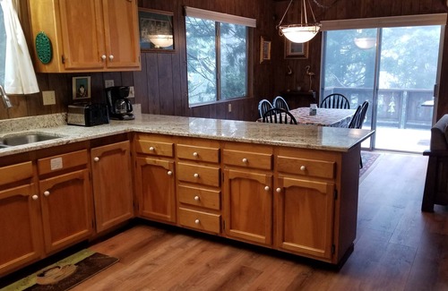 Strawberry Cabin | PinecrestAreaRentals #11 Big Beautiful Cabin! Air Conditioningn