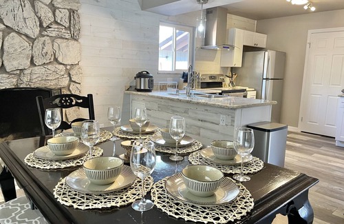 Redding House | Pineland Getaway, 4 Queen + 2 Twin ~ Central location