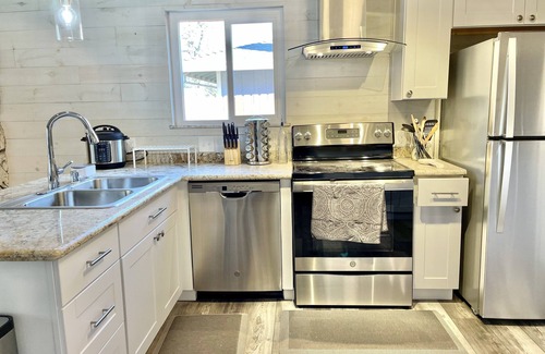 Redding House | Pineland Getaway, 4 Queen + 2 Twin ~ Central location