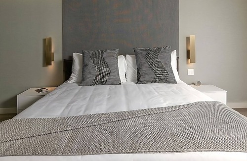 Village of La Jolla Hotel | Pines Signature King Room at La Jolla Cove Hotel