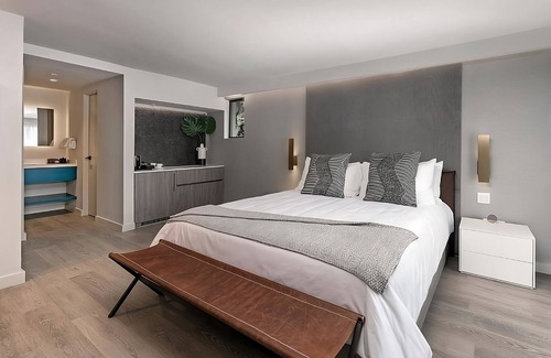 Village of La Jolla Hotel | Pines Signature King Room at La Jolla Cove Hotel