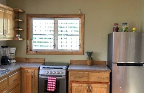 Isla de Utila House | Pink Iguana house in a quiet & safe area close to center