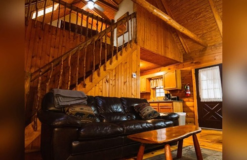 South Bloomingville Cabin | Pioneer - Hosted by The Chalets