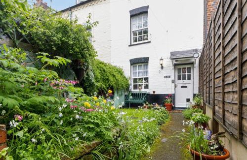 Exeter House | Pip's Cottage by Staytor Accommodation