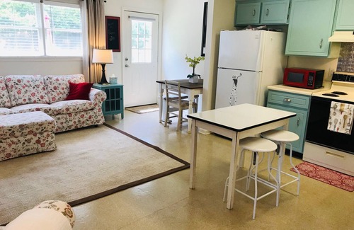 Aiken House | Piper's Flat, Cozy, Comfy & Sparkling Clean