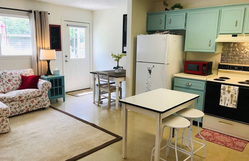 Aiken House | Piper's Flat, Cozy, Comfy & Sparkling Clean