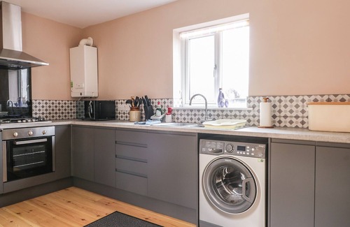 Leven Cottage | PIPISTRELLE COTTAGE, pet friendly in Brandesburton