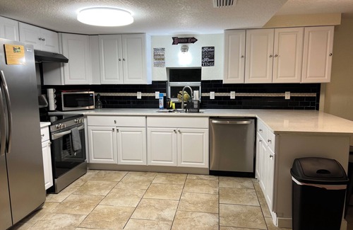 Weeki Wachee Gardens House | PIRATES COVE - Bikes, Kayaks, Outdoor Grill, Boat Dock, and more included.