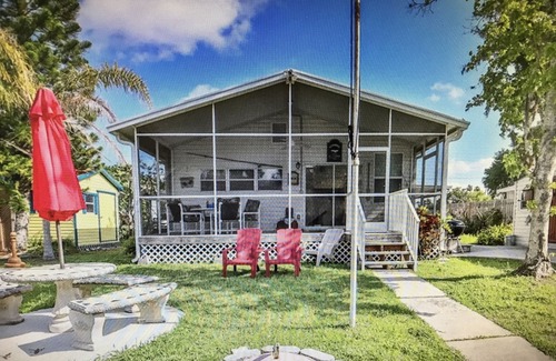 Weeki Wachee Gardens House | PIRATES COVE - Bikes, Kayaks, Outdoor Grill, Boat Dock, and more included.