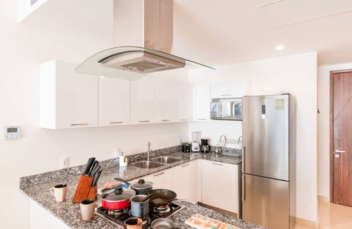 Zona Dorada Apartment | Piso 9 en Camino Al Mar | Acceso directo a playa