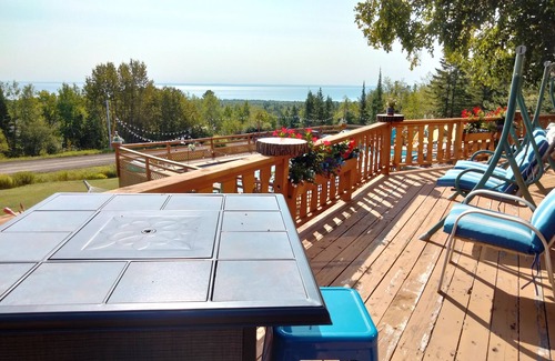 Palmers House | PJ's Oasis.country home.Lake Superior view.star filled sky!